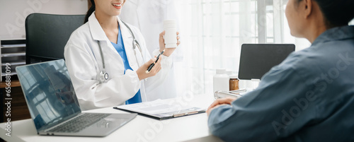 Obraz na plátně Doctors explain the use of medication to patients