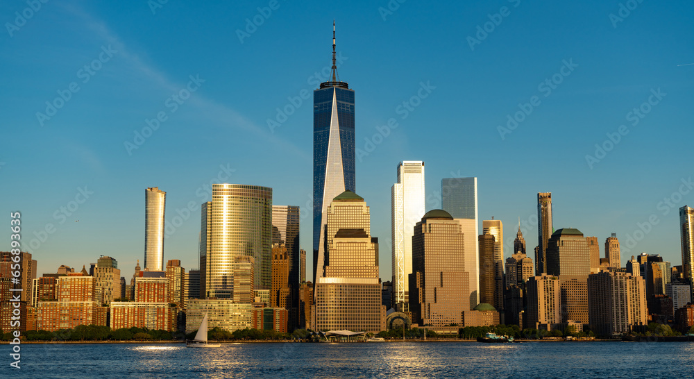 Obraz premium new york downtown. manhattan skyline. new york city of america. skyscraper building of nyc. ny city architecture. midtown manhattan at hudson. metropolitan city. cityscape in sunrise. panoramic view
