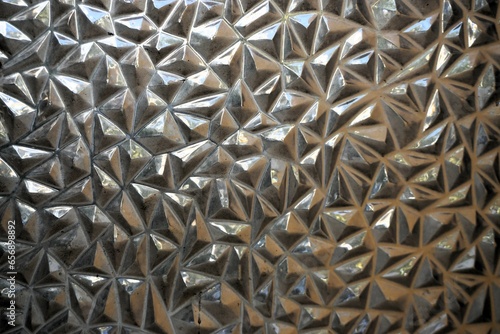 Silberne Metallwand mit Noppenmuster als Hintergrund