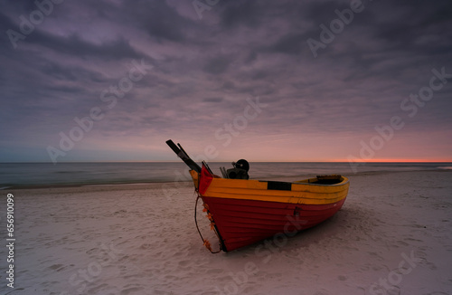 Łódz rybacka na bałtyckiej plaży, Dębki, Polska