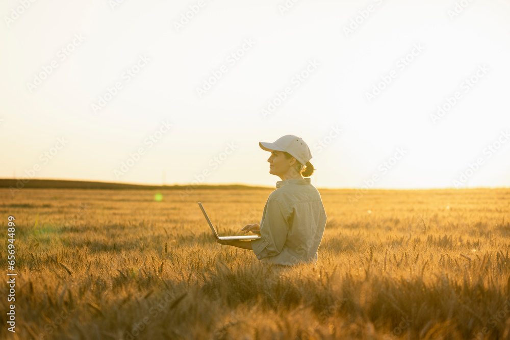 © Westend61 - Agronomist holding laptop amidst crops in wheat field © Westend61 - Agronomist holding laptop amidst crops in wheat field