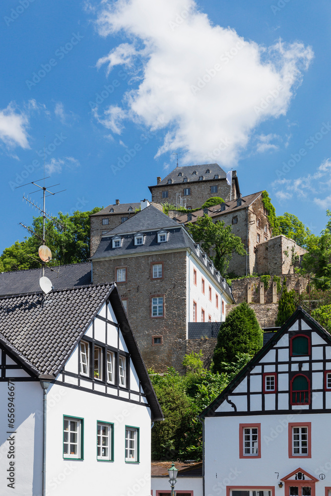 Germany, North Rhine Westphalia, Blankenheim, Half-timbered houses with Blankenheim Castle in background Germany, North Rhine Westphalia, Blankenheim, Half-timbered houses with Blankenheim Castle in background