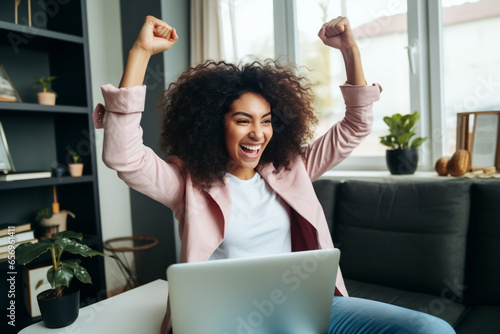 Photo woman sitting at desk using computer and writing in notebook