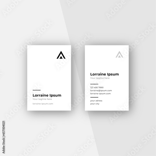 Carte de visite moderne et minimaliste. Carte de visite  vectorielle, portrait, professionnelle, élégante, arrière-plan blanc, et éléments noirs. Logo triangulaire, noir, sobre