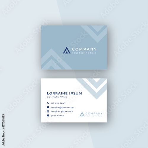 Carte de visite moderne et minimaliste. Carte de visite  vectorielle, professionnelle, élégante, arrière-plan triangulaire bleu et blanc. Logo triangle, montagne, sobre, pastel, information entreprise