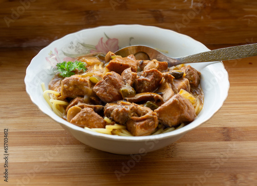 Leckerer Gulasch mit Nudeln