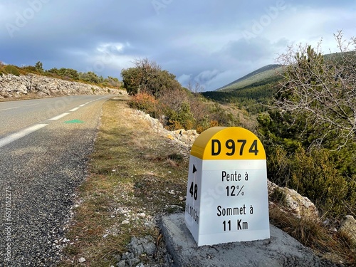 Fotografija Borne kilométrique sur la route qui monte jusqu'au mont Ventoux, dans le Vaucluse, en Provence