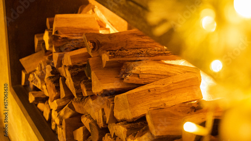 Foto Firewood heap of natural timber in semi-dark room closeup