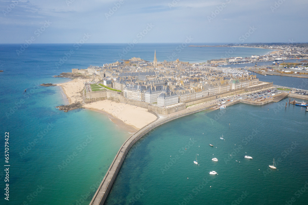 La célèbre cité corsaire de Saint Malo en Bretagne dans le département d'Ille et Vilaine , vue aérienne drone à marée haute avec les plages du sud et le môle des noires. 