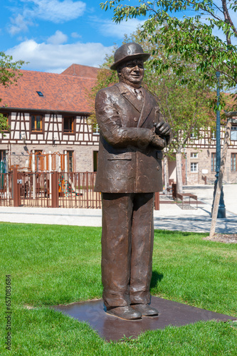 Bronzeplastik des Ettore Bugatti in Molsheim. Departement Bas-Rhin in der Region Elsass in Frankreich photo