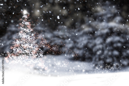 Unschafer Hintergrund mit Verschneiten Tannenbäumen und Weihanchtsbaum