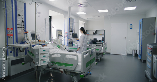 Εκτύπωση καμβά Emergency room with modern equipment in hospital