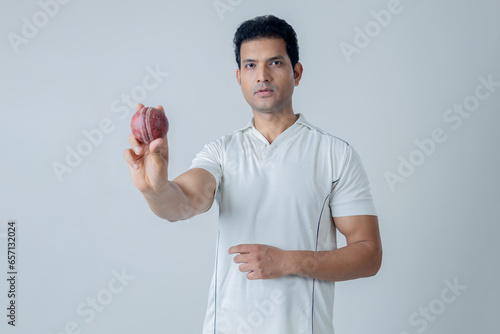 Fotografia Portrait of Cricketer holding cricket boll in hand and looking towards the camer