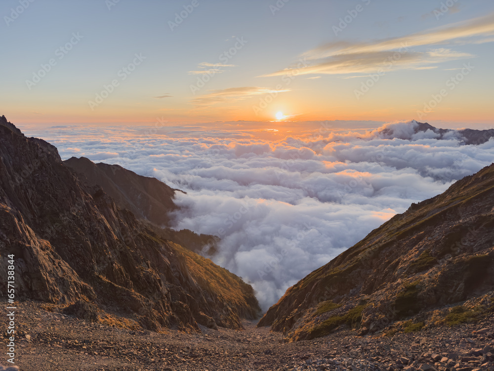 北アルプス穂高連峰の奥穂高岳直下にある白出のコルから眺める10月初旬の夕日