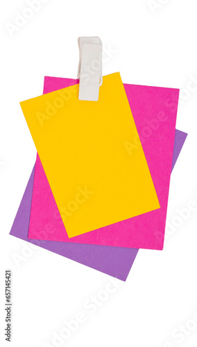 3 bunte Zettel in lila, gelb und pink mit einer weißen Klammer