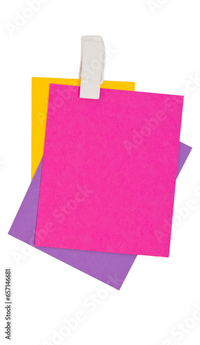 3 bunte Zettel in lila, gelb und pink mit einer weißen Klammer