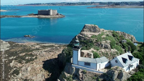 L'île Louët se situe en Bretagne, sur la côte nord du Finistère, au coeur de la Baie de Morlaix, à proximité de Carantec et Roscoff.