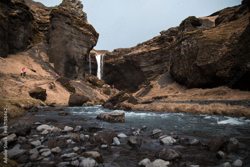 Fototapeta premium Rincón escondido de rocas y acantilados con cascada al fondo. Islandia. 