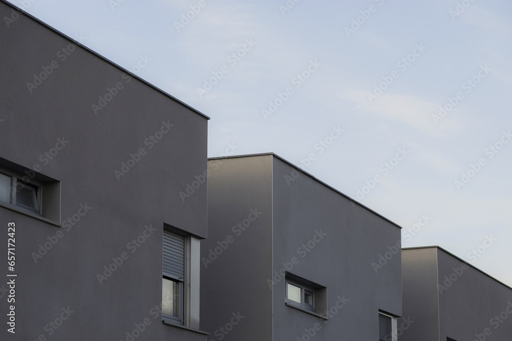 Arquitectura moderna de casas grises y líneas rectas.