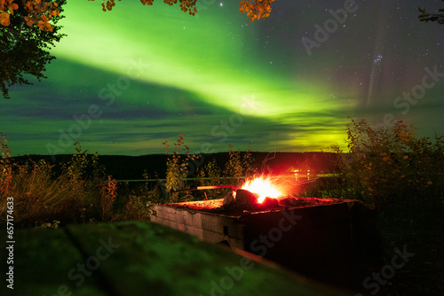 Polarlichter und lagerfeuer photo