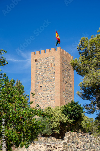 Torre del castillo, fortaleza o alcazaba sobre un cielo azul. Vélez, Málaga, Andalucía, España