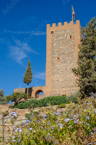 Torre del castillo, fortaleza o alcazaba sobre un cielo azul. Vélez, Málaga, Andalucía, España