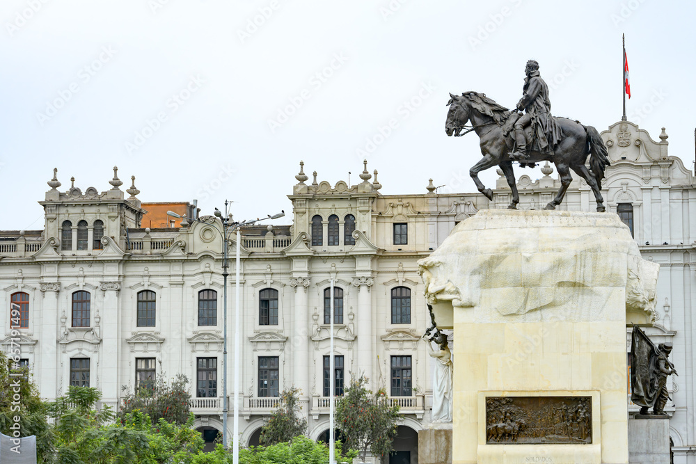 Monumento Don José de San Martín em praça central de Lima, Peru. Stock ...