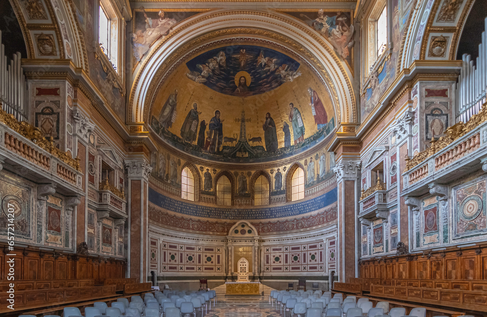 Intérieur de la Basilique Saint-Jean-de-Latran à Rome, Italie.	