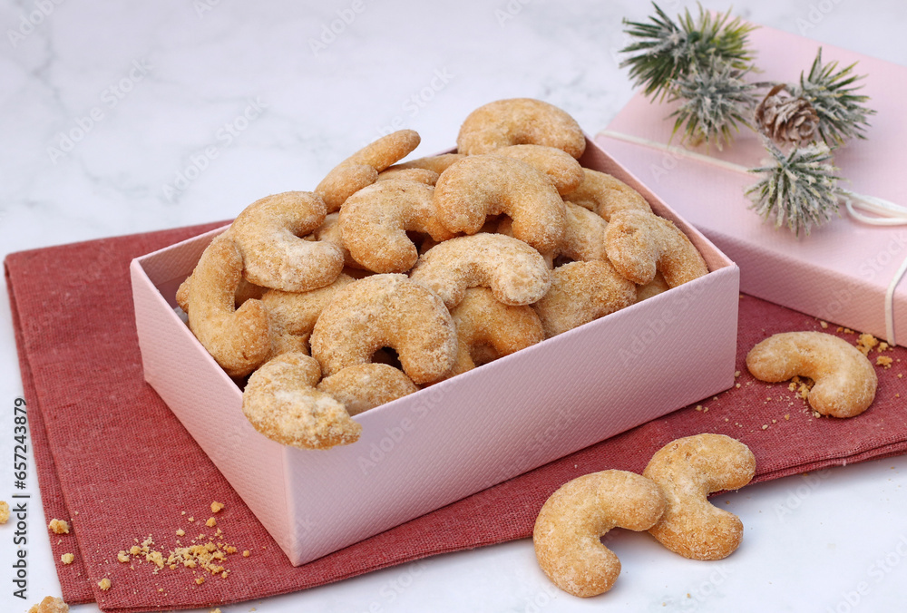 Selbstgemachte Vanillekipferl in einer rosa Geschenkbox. Selbstgemachte Vanillekipferl in einer rosa Geschenkbox.