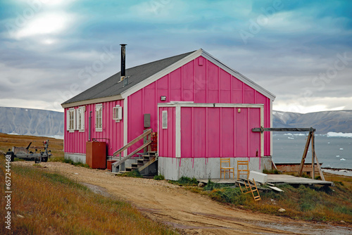 Rosa Gebäude in Qaanaaq photo