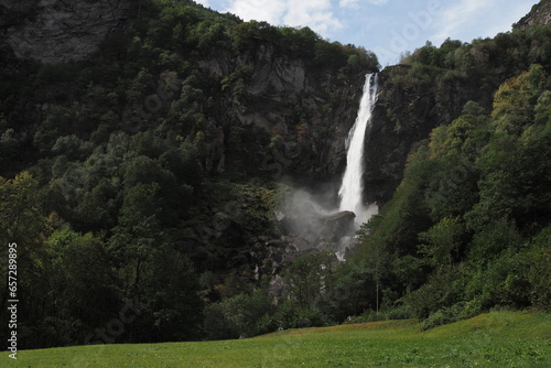 Wasserfal La Froda bei Foroglio, Val Bavona, Tessin photo