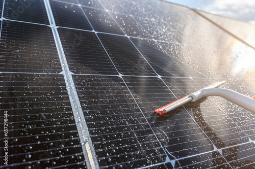 Reinigung eines Solarpanels zur Erhöhung der Effizienz photo