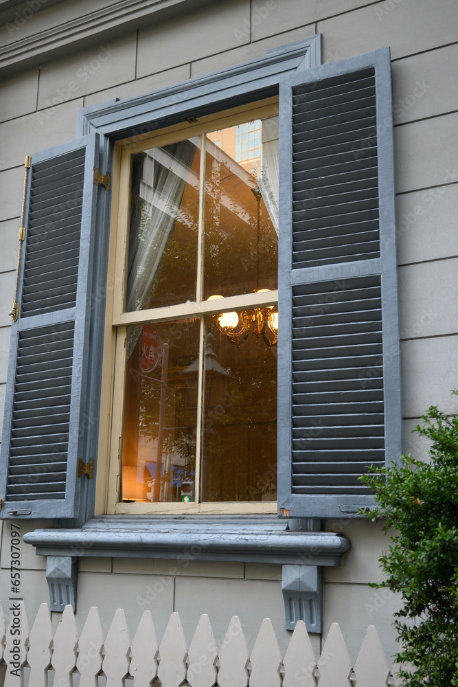 Fototapeta premium 古い洋館が今に残る街、神戸の旧居留地。ファッショナブルなお店が並ぶおしゃれな街。