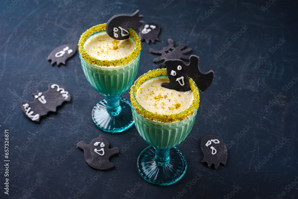 Traditioneller grüner Halloween Smoothie mit Pistazien, Milch und ...