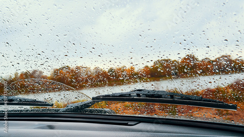 Cuadro en lienzo Raindrops on the windshield of a car