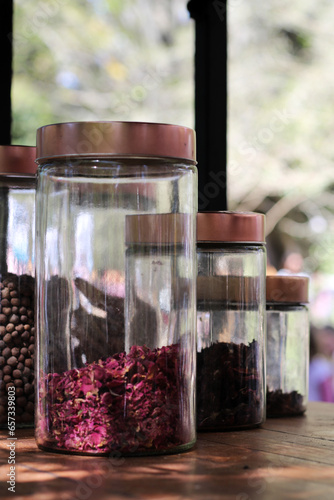 potes de vidro organizadores com especiarias como flores desidratadas, sementes e graos para venda a granel na feira ao ar livre photo