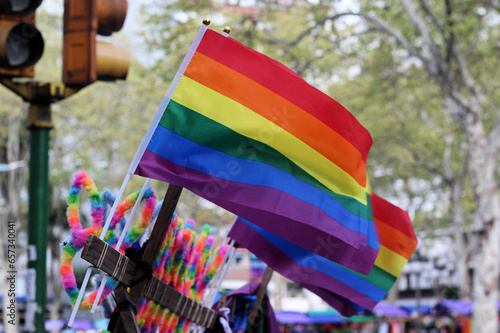 bandeira símbolo da diversidade nas ruas da cidade no dia da parada lgbt ou orgulho gay photo
