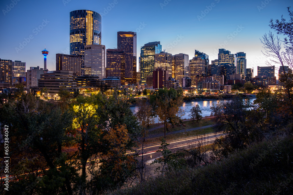 Obraz premium View of Calgary's modern skyline on a beautiful autumn evening.