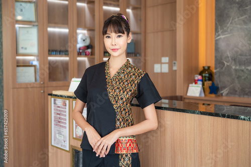 Fotografia Portrait of Asian young masseuse woman smiling and looking at camera
