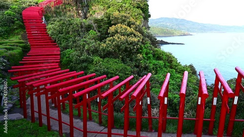 赤い鳥居が立ち並ぶ元乃隅神社と穏やかな日本海