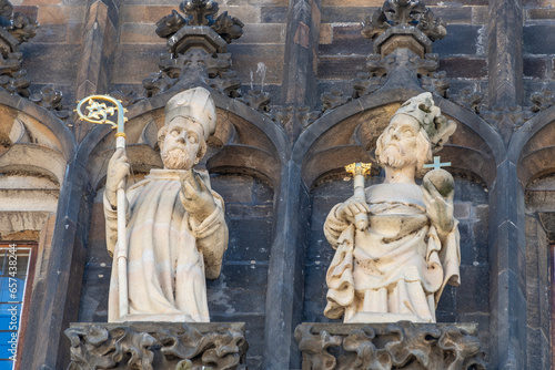 Εκτύπωση καμβά Scalptures of saints and priests at the old town Charles Bridge Tower Gateway in