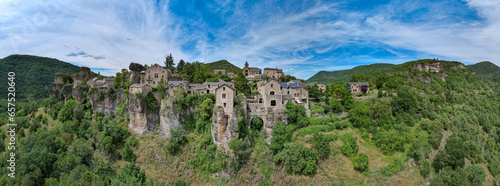 Fotografia Aerial view of the beautiful french village of Nant in Averyon, Occitanie, Franc