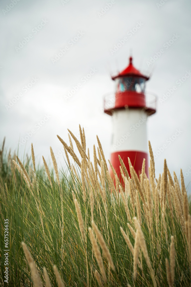 Phare rouge et blanc dans l'extrême pointe nord de l'Allemagne sur l'île de Sylt