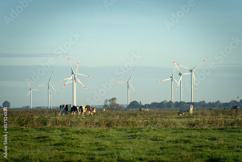 Par éoliens dans le nord de l'Allemagne au milieu de la campagne