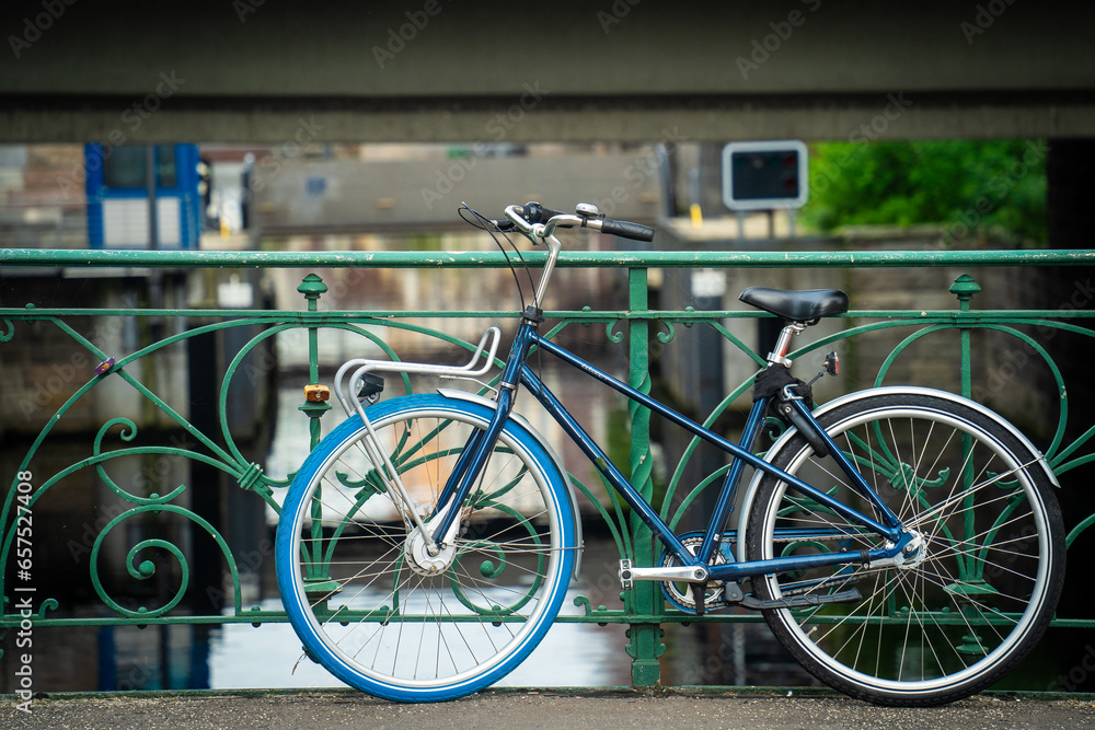 Vieux vélo bleu parqué sur un pont avec un pneu bleu et un noir Vieux vélo bleu parqué sur un pont avec un pneu bleu et un noir