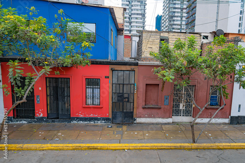 Fachada vermelha, marrom e azul de casa em Lima, Peru. photo