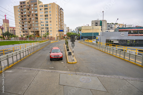 Carro vermelho sobre ponte em Lima, Peru. 