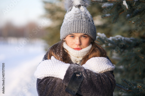 Fotografía Portrait of beautiful girl young frozen pretty woman standing walking in winter