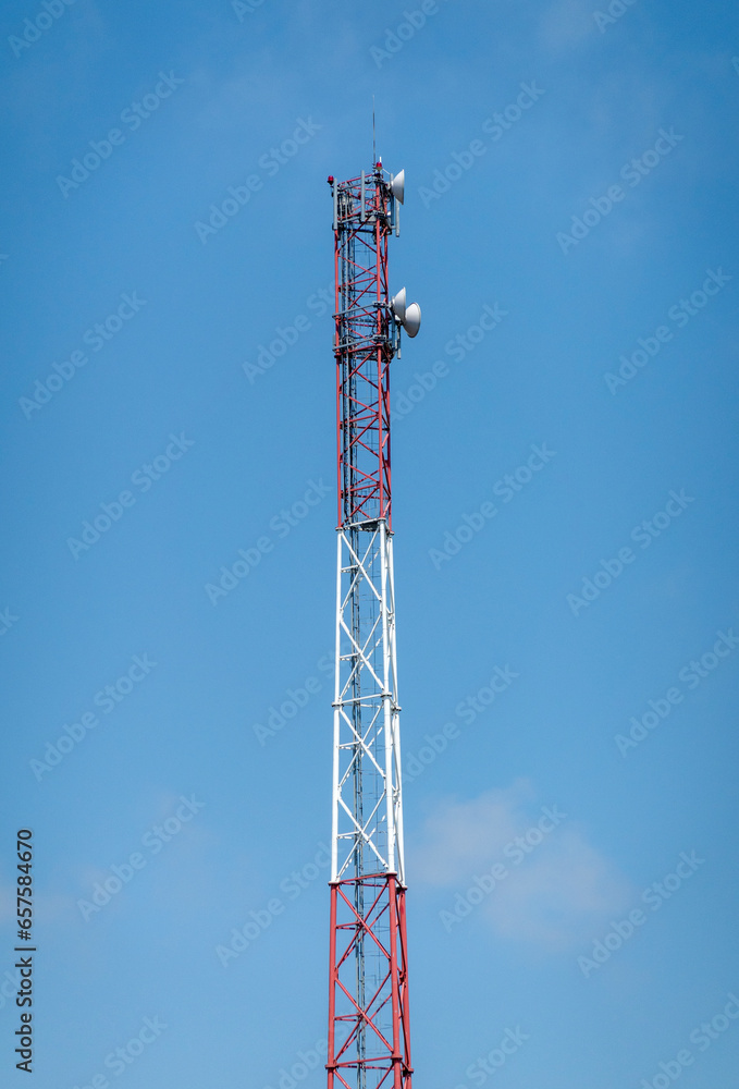 5G radio network telecommunication equipment with radio modules and smart antennas mounted on a metal