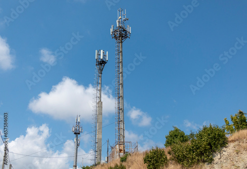 5G radio network telecommunication equipment with radio modules and smart antennas mounted on a metal
